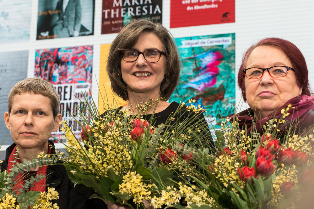 Eva Lüdi Kong, Gewinnerin des Preises der Leipziger Buchmesse in der Kategorie Übersetzung, Barbara Stollberg-Rilinger, Gewinnerin des Preises der Leipziger Buchmesse in der Kategorie Sachbuch/Essayistik, Natascha Wodin, Gewinnerin des Preises der Leipziger Buchmesse in der Kategorie Belletristik (v.l.n.r.). Foto: Jens-Ulrich Koch