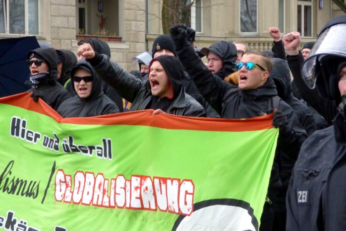 Laut aber wenig Inhalt. "Die Rechte" marschiert mit 150 Teilnehmern kurz um den Block. Foto: L-IZ.de