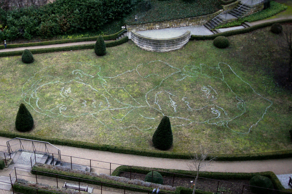 Das Ehepaar Luther grüßt von der Wiese im Renaissance-Garten des Schlosses Hartenfels. Die beiden Porträts sind aus Schneeglöckchen entstanden. Foto: Landratsamt