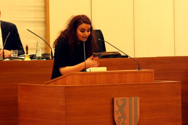 Engagiert und laut: Sinah Al-Mousawi (keine erneute Kandidatur) für das Jugendparlament 2016 im Stadtrat. Foto: L-IZ.de