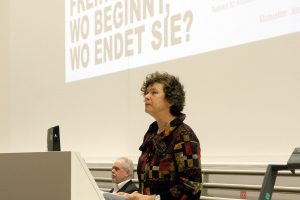 Gespräche mit dem Verfassungsschutz geführt? Unirektorin Beate Schücking während einer Diskussionsveranstaltung zum Thema „Meinungsfreiheit – Wo beginnt sie, wo endet sie?“. Foto: Michael Freitag