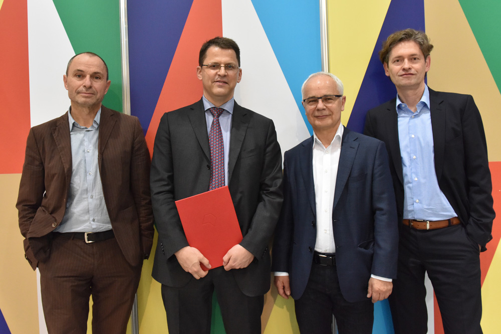 Laudator Norbert Gstrein, Preisträger Andreas Breitenstein, Börsenvereinsvorsteher Heinrich Riethmüller und Börsenblatt-Chefredakteur Torsten Casimir. Foto: Gaby Waldek
