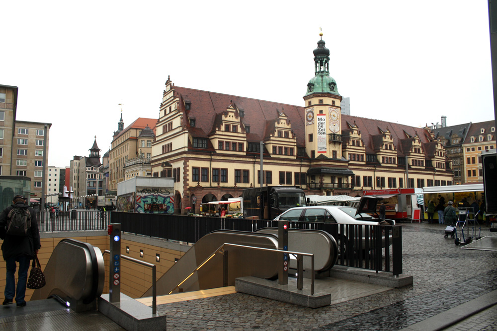 Das Alte Rathaus im Regen. Foto: Ralf Julke