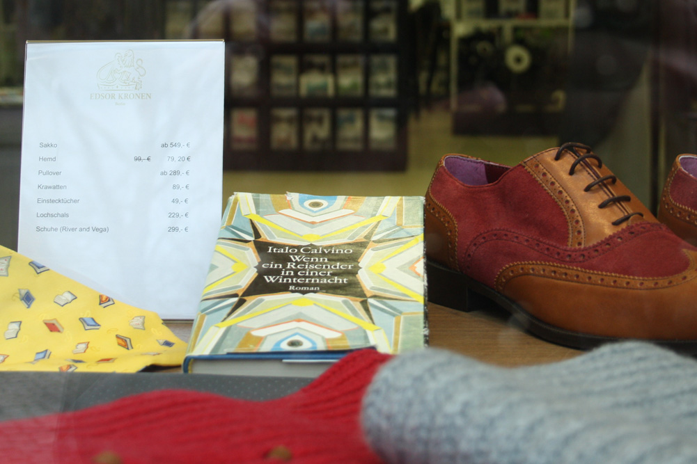 Italo Calvino zwischen edlen Schuhen und Krawatten. Foto: Ralf Julke