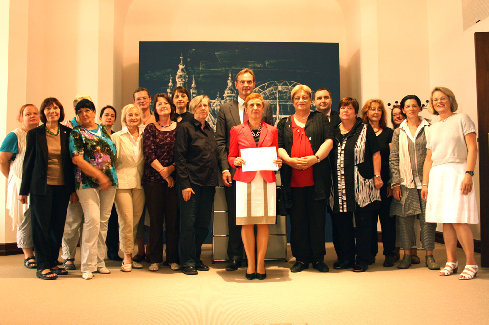 Gruppenbild mit OBM aus dem Jahr 2012: Die Charta für Gleichstellung wurde soeben unterschrieben. Foto: Ralf Julke
