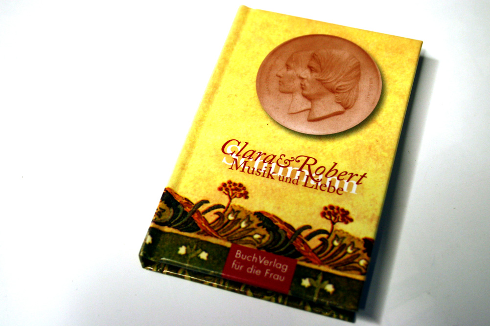 2009 erschienen: Hagen Kunzes Büchlein über die Liebe von Clara und Robert Schumann. Foto: Ralf Julke