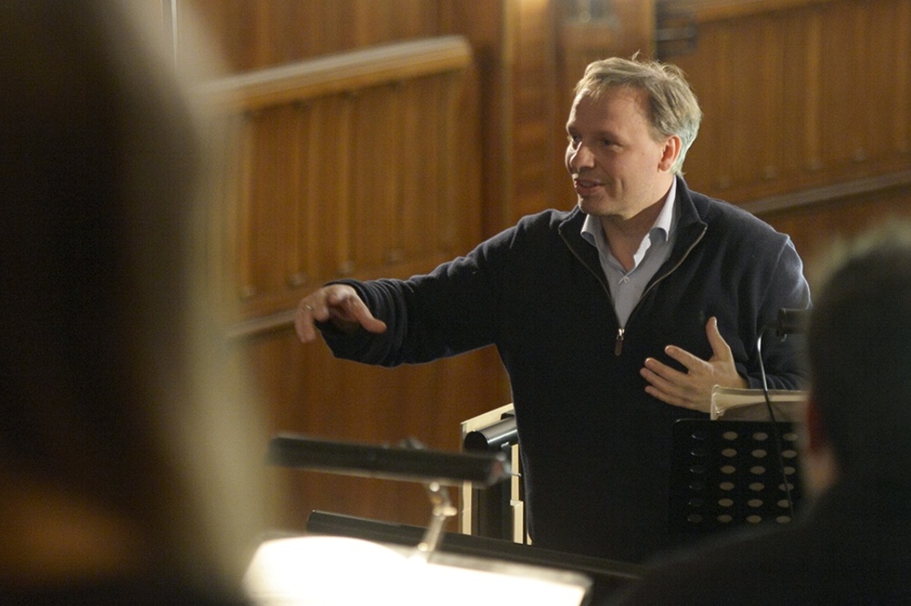 Enrico Lübbe bei der Probe mit dem Gewandhausorchester zur "Maßnahme/Perser" - Aufführung. Foto: Bettina Stöß