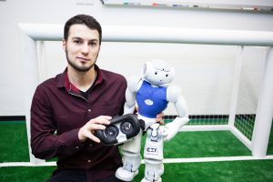Informatik-Absolvent Marcel Göbe von der HTWK Leipzig entwickelte eine Software, die es ermöglicht, per VR-Brille in einen Roboter zu schlüpfen. Foto: HTWK Leipzig