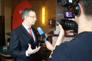 Dr. Jens Katzek im Fernsehinterview. Foto: Ralf Julke