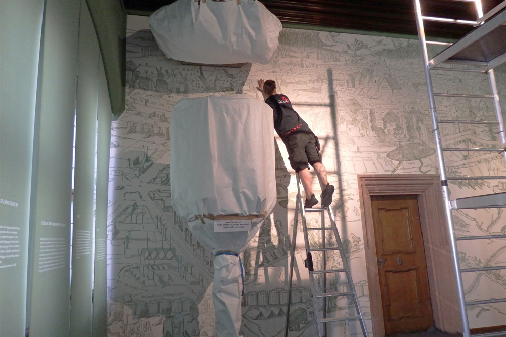Letzte Korrekturen im Alten Rathaus. Foto: Stadtgeschichtliches Museum Leipzig