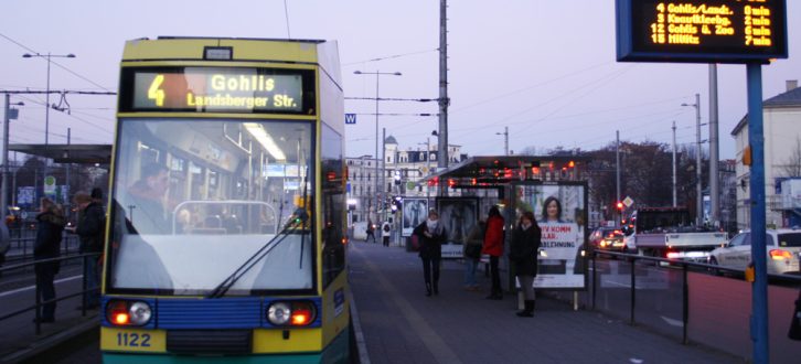 Straßenbahn am Goerdelerring. Foto: Ralf Julke