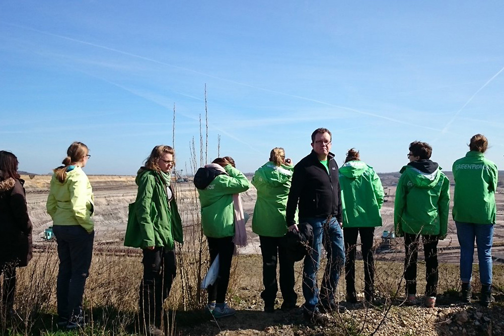 Greenpeace-Aktivisten und Gerd Lippold am Tagebau Schleenhain. Foto: Grüne Landtagsfraktion Sachsen