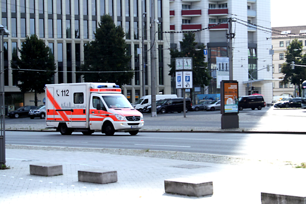 Rettungswagen im Einsatz. Foto: Ralf Julke