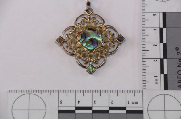 Eines der aufgefundenen Schmuckstücke. Foto: PD Leipzig