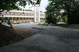 Provisorischer Weg vom Palmengarten ins Schulgelände. Foto: Ralf Julke