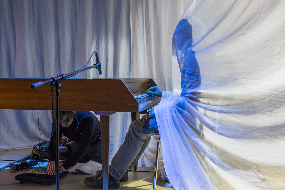 „Keep the wolf from the door“. Foto: Rolf Arnold