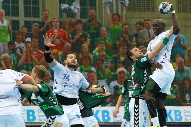 Andreas Rojewski versucht den französischen Nationalspieler Alix Kévynn Nyokas zu stoppen. Foto: Jan Kaefer