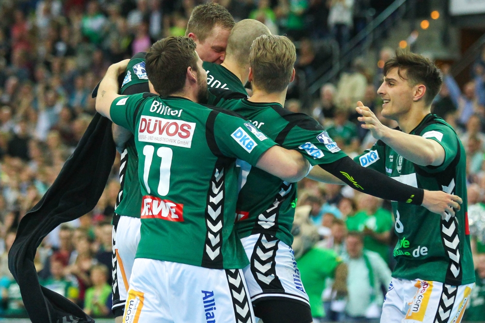 Lucas Krzikalla (re.) nimmt seine jubelnden DHfK-Teamkollegen entgegen. Foto: Jan Kaefer