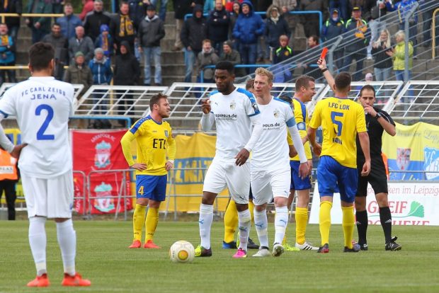Platzverweis für Marcel Trojandt nach grobem Foul gegen den Jenaer Manfred Starke. Foto: Jan Kaefer
