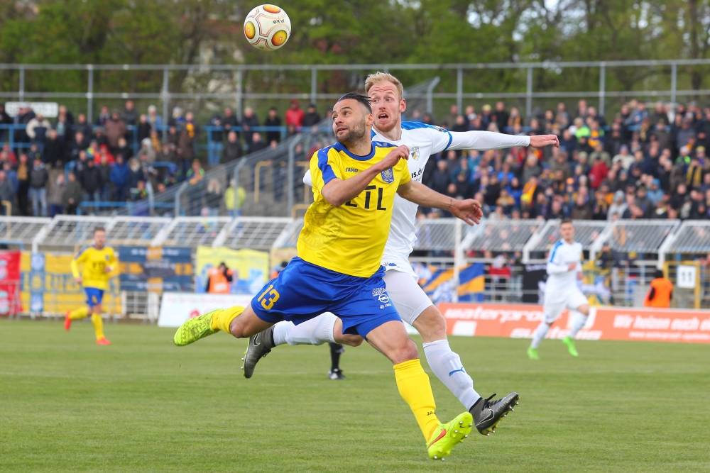 Lok-Torschütze Djamal Ziane (li.) im Gleichschritt mit dem Jenaer Justin Gerlach. Foto: Jan Kaefer