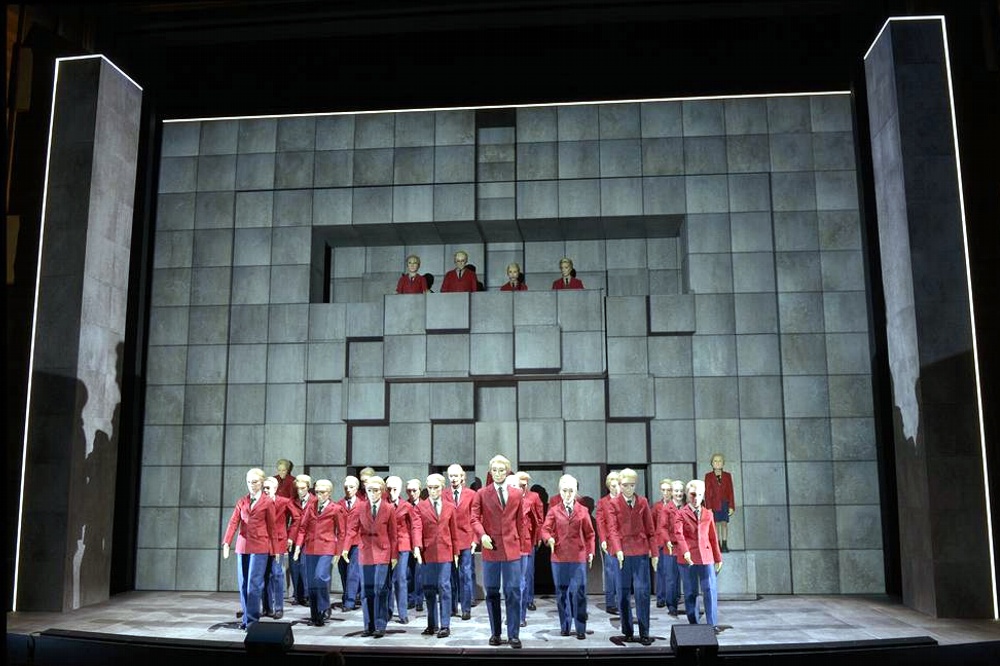 Die vier Agitatoren gehen in der Masse der Masken unter: Anna Keil, Thomas Braungarde, Timo Krüger, Dirk Lange in "Die Maßname" Foto: Bettina Stöß