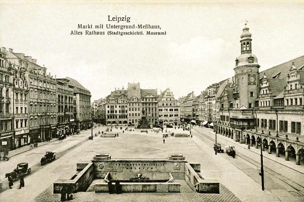 Der neu gestaltete Marktplatz mit dem Eingang zur Untergrundmessehalle. Die Ausschachtungsarbeiten für den weltweit einzigartigen Bau begannen am 23. Mai 1924 nach den Plänen von Carl Crämer. Zur Frühjahrsmesse 1925 wurde das Untergrundmessehaus mit seinen 98 m Länge, 45 m Breite und einer Ausstellungsfläche von 1800 m² für 175 Aussteller erstmals genutzt. (Quelle Wiki). Foto: Pro Leipzig Verlag