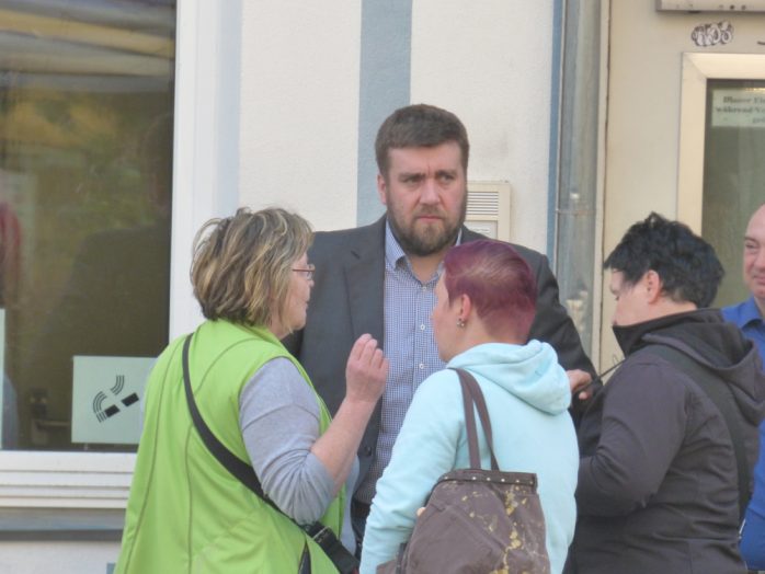 AfD-MdL Uwe Wurlitzer, links die sogenannte OfD-Heidi. Foto: Lucas Böhme