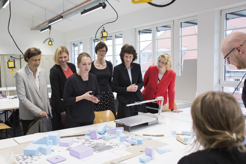 Architektur-Studentin Johanna Schötz (vorn) erklärt ein Modell. Dahinter v.l.n.r.: HTWK-Rektorin Prof. Gesine Grande, Petra Förster (SIB II Niederlassung Leipzig), Prof. Annette Menting (Dekanin Fakultät Architektur und Sozialwissenschaften), Ministerin Dr. Eva-Maria Stange, Prof. Swantje Heischkel (Kanzlerin HTWK Leipzig). Foto: HTWK Leipzig