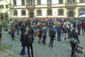 Etwa 250 Menschen demonstrierten auf dem Nikolaikirchhof. Foto: Jonas Nayda