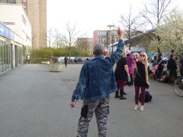 Ein einzelner Pöbler mit Basecap versuchte zu provozieren. Foto: Lucas Böhme