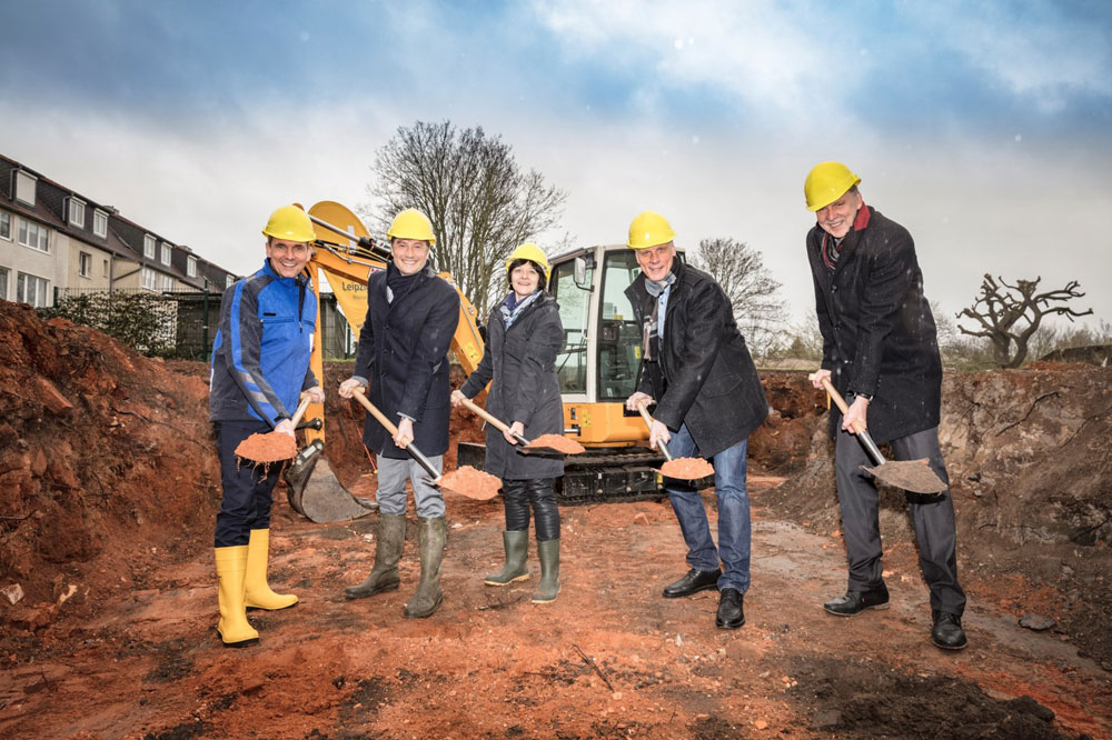 Spatenstich für das neue Flachwasserbecken an der Schwimmhalle Mitte: Dr. Ulrich Meyer (Techn. Geschäftsführer Leipziger Wasserwerke), Sportbürgermeister Heiko Rosenthal, Dr. Brigitte Teltscher (Kfm. Geschäftsführerin Sportbäder), Wolf-Dietrich Rost (MdL), Joachim Helwing (Techn. Geschäftsführer Leipziger Sportbäder). Foto: Leipziger Sportbäder