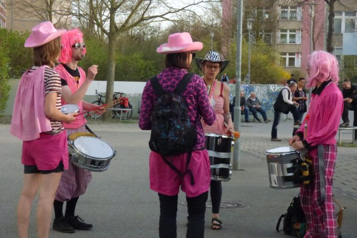 Auch Trommler waren zugegen - das Trommeln wurde ihnen aber nach Anwohnerbeschwerden wegen Lärms untersagt... Foto: Lucas Böhme