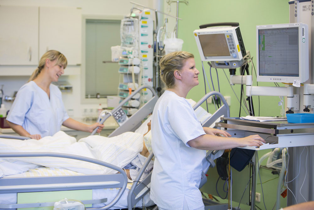 Im Wandel: Wie sich Krankenpflege vom reinen Assistenzberuf zu einer Profession mit eigenen Standards und Spezialisierungen entwickelt hat, ist eines der Themen beim Pflegesymposium am 12. Mai. Foto: Stefan Straube / UKL