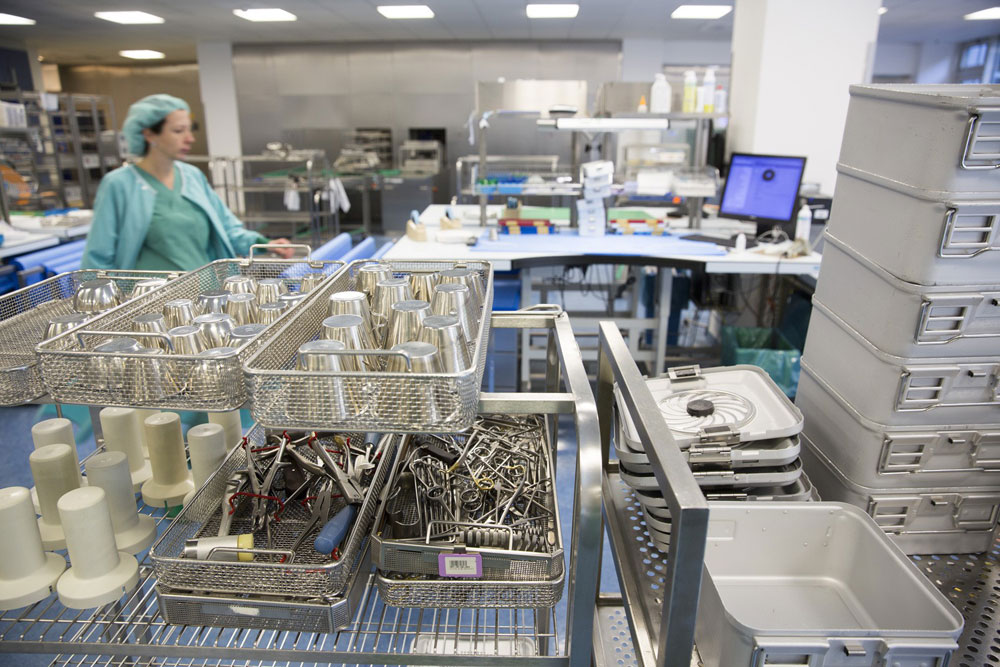 Die Zentrale Sterilgutversorgungsabteilung (ZSVA) des Universitätsklinikums Leipzig ist erneut nach den höchsten Hygiene- und Sicherheitsnormen zertifiziert worden. Foto: Stefan Straube/UKLDie Zentrale Sterilgutversorgungsabteilung (ZSVA) des Universitätsklinikums Leipzig ist erneut nach den höchsten Hygiene- und Sicherheitsnormen zertifiziert worden. Foto: Stefan Straube/UKL