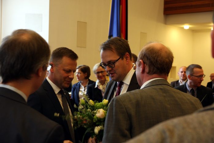 Nach der Wahl von Torsten Bonew (l): Sören Pellmann (Linke) gratuliert. Foto: L-IZ.de