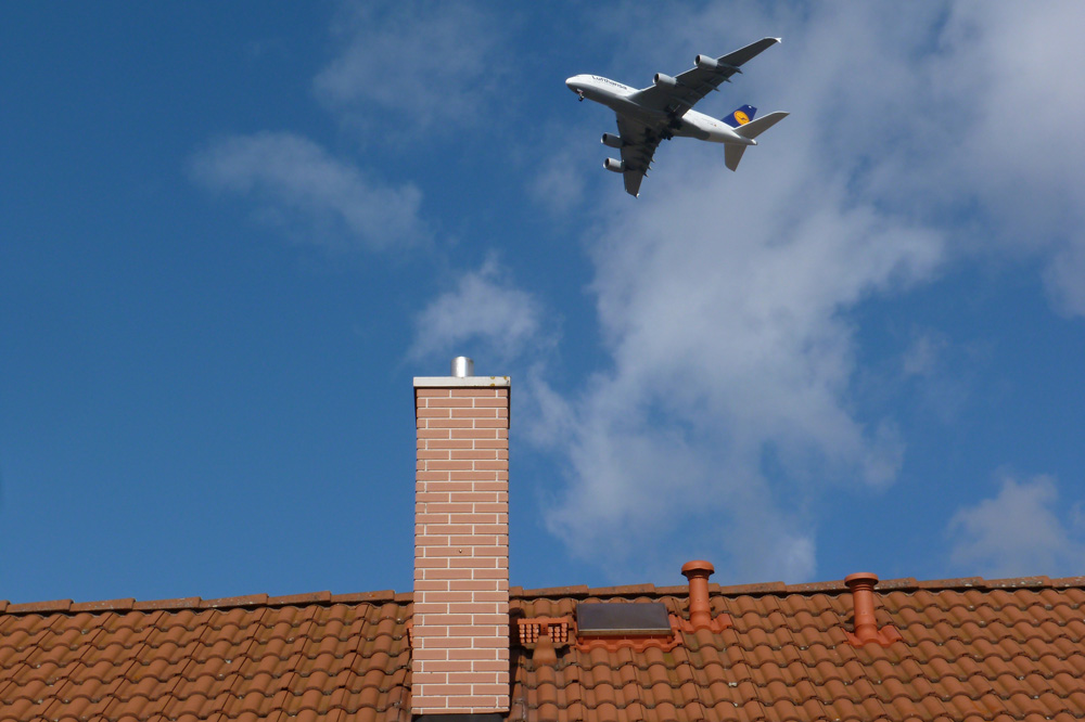 A380 über den Dächern von Rackwitz. Foto: Thomas Pohl