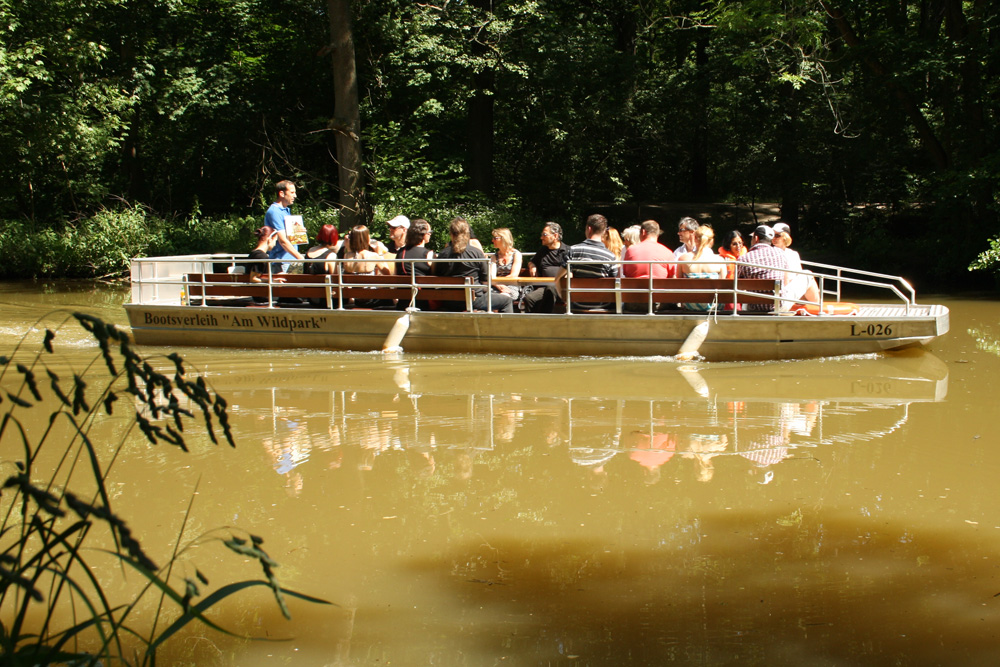 Motorboot auf der Pleiße im südlichen Auenwald. Foto: Ralf Julke