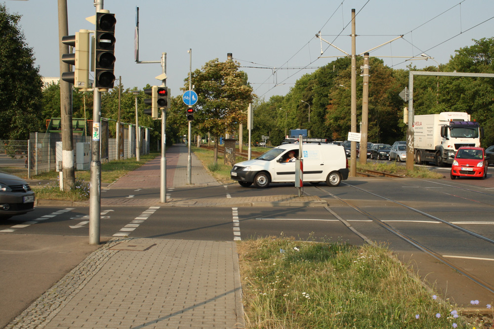 An der Ampel Brünner Straße / Lützner Straße wäre ein Anbau von Haltegriffen möglich. Foto: Ralf Julke