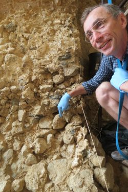 Svante Pääbo mit einer Sedimentanhäufung in der Höhle von Arago in Frankreich, die auf ein Alter von 450.000 Jahren datiert wird. Foto: MPI für evolutionäre Anthropologie, Christian Perrenoud