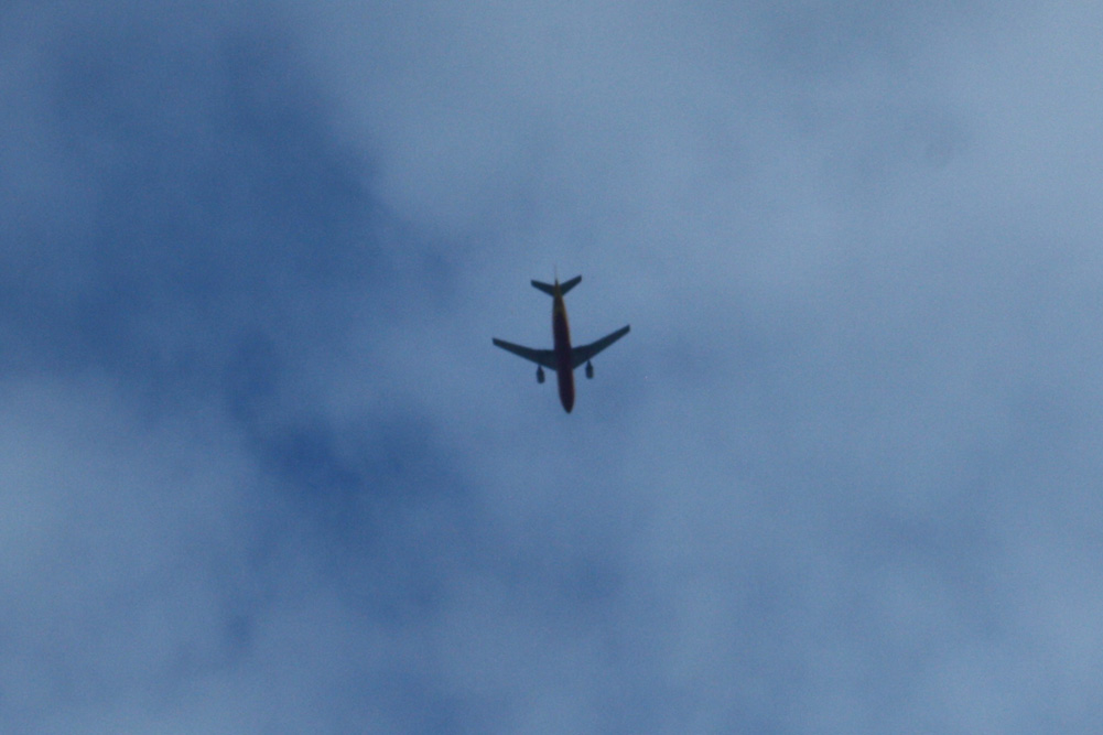 Und dann kürzt der Frachter einfach mal ab übers Stadtgebiet ... Foto: Ralf Julke