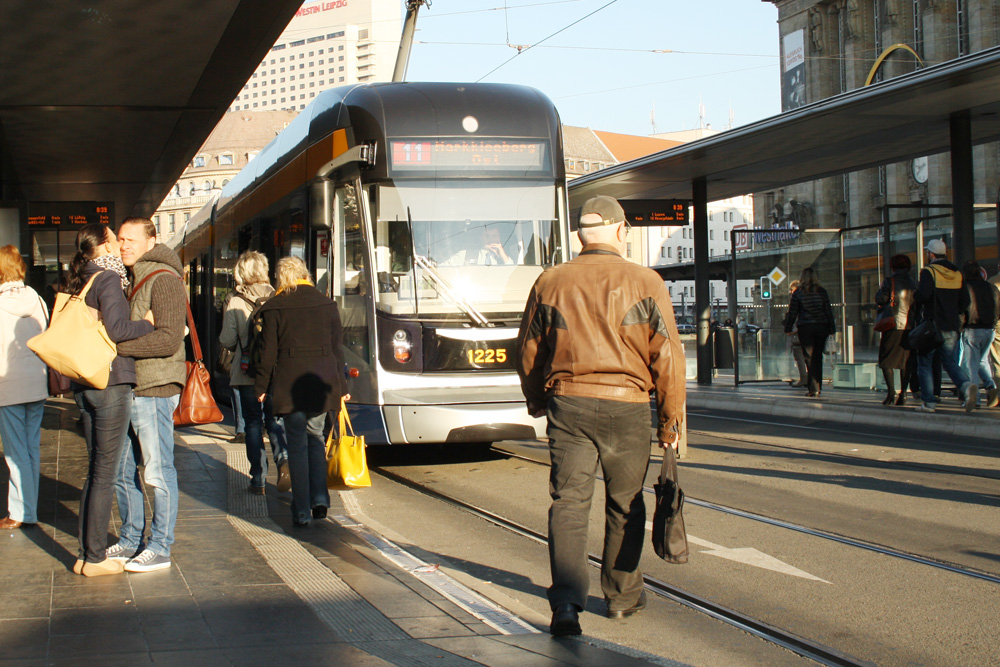 Auch für Ältere ein Slalom-Parcours: Haltestelle Hauptbahnhof. Foto: Ralf Julke