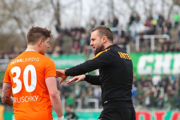 Chemie gegen Inter: Kai Druschky und Trainer Heiner Backhaus. Foto: Jan Kaefer
