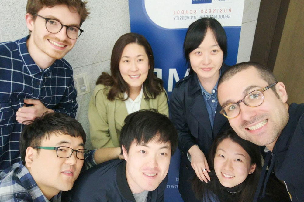 Sven Joosten (oben links), Student der HHL Leipzig Graduate School of Management, hat gemeinsam mit seinem Team den Wettbewerb des Global Network for Advanced Management gewonnen. Fotoquelle: privat