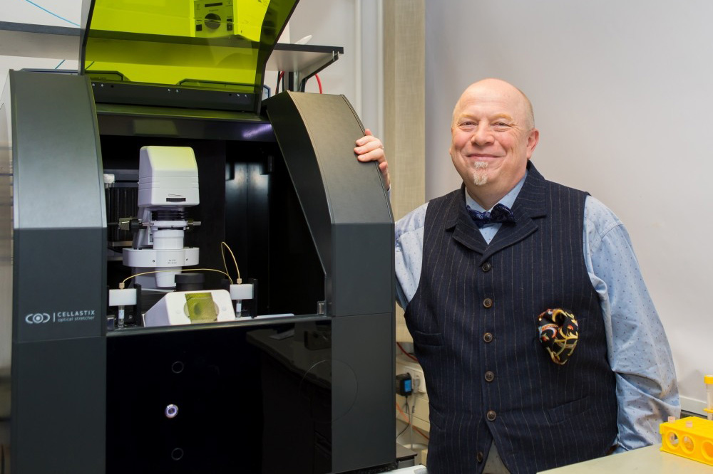 Prof. Dr. Josef Alfons Käs vor einem Optical Cell Stretcher zur Bestimmung der mechanischen Eigenschaften von Zellen und Gewebe. Foto: Swen Reichhold/Universität Leipzig