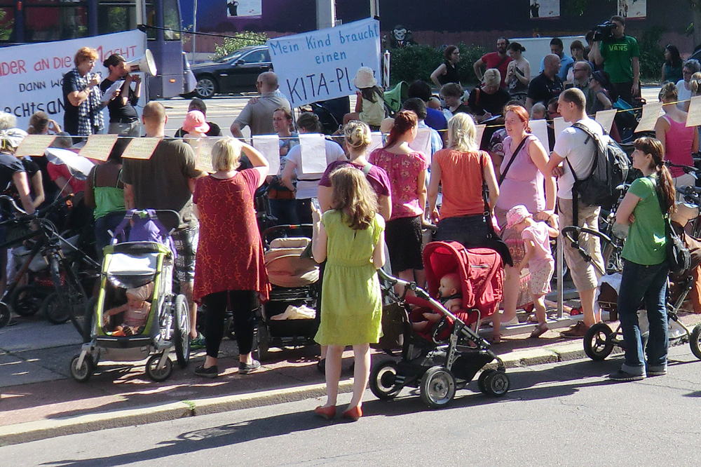 Kita-Demo vorm Leipziger Neuen Rathaus 2013. Foto: Marko Hofmann