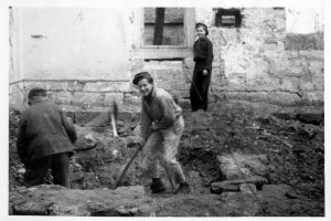 Jugendwerkhof Königstein, Abtragen der Ruine der katholischen Kirche 1954. Foto: Archiv Festung Königstein