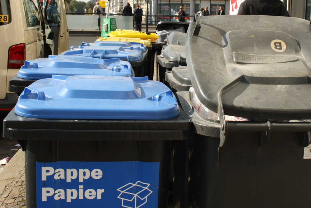 Abfalltonnen zur Abholung am Straßenrand. Foto: Ralf Julke