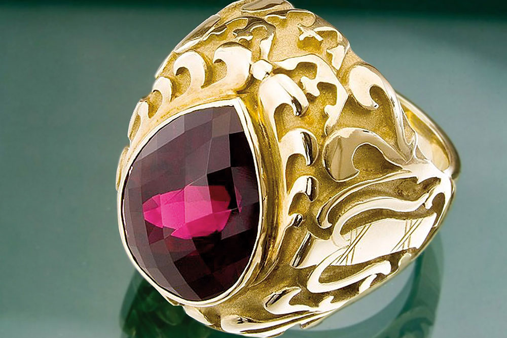 Die goldene Nachbildung des Ringes, den Schwedenkönig Gustav II. Adolf dem Krostitzer Braumeister 1631 als Dank für den „wohlschmeckenden Labetrunk“ schenkte. Foto: Krostitzer Brauerei