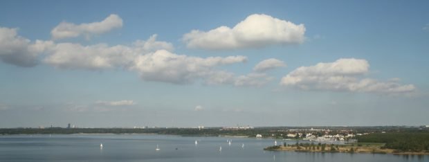 Segler und Surfer auf dem Cospudener See. Foto: Ralf Julke