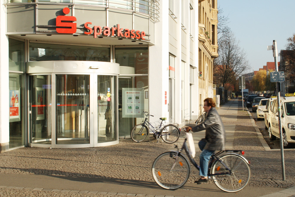 Hochfrequentiert: Sparkasse am Connewitzer Kreuz. Foto: Ralf Julke